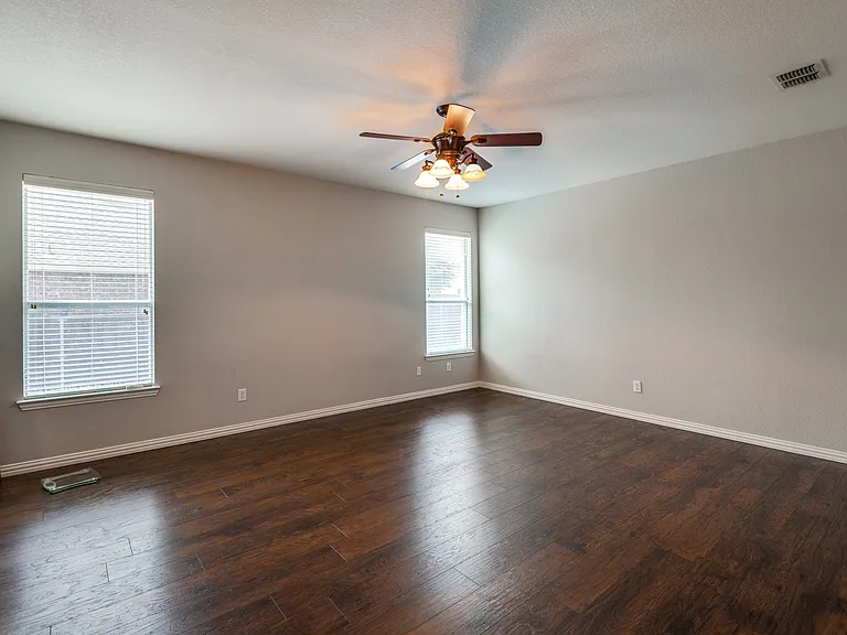 323 Del Cano Dr — Photo 17