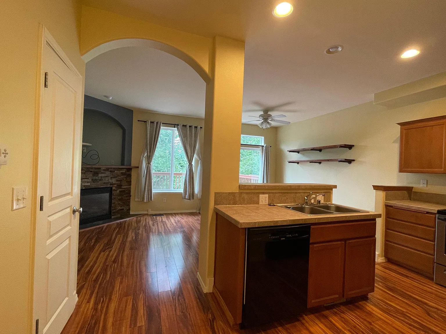3 bed, 1898 sqft, $2,600 — Photo 2