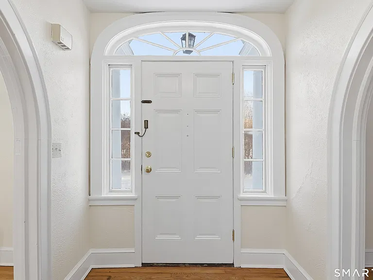 815 E Main St — Photo 3