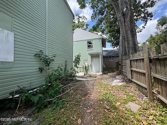 5th image of 2024 N DAVIS Street