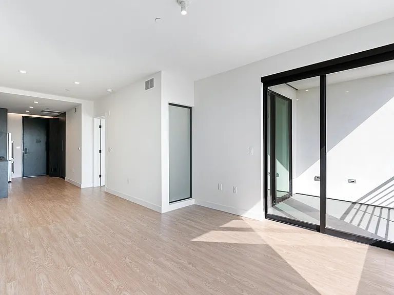 Venue Residences — Photo 49