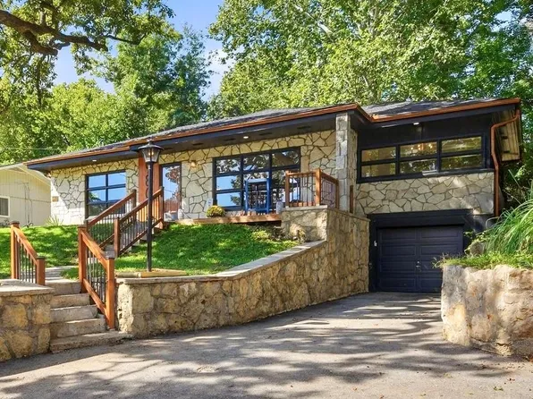 980 NW South Shore Dr, Lake Waukomis, MO 64151