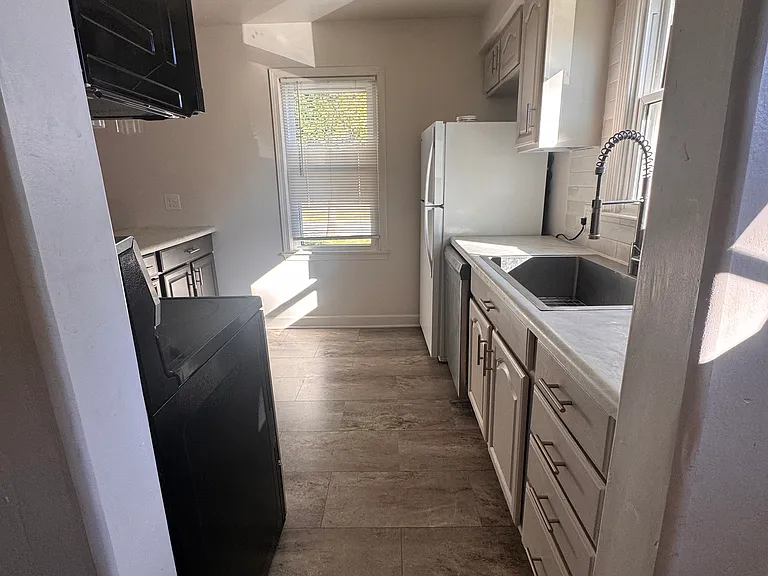 412 Adams Ave — Photo 3
