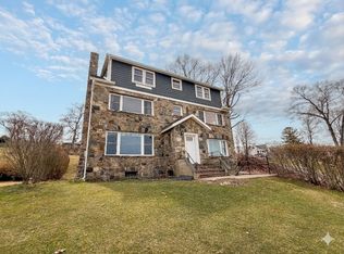 307 W Shore Rd APT 5, Huntington, NY 11743