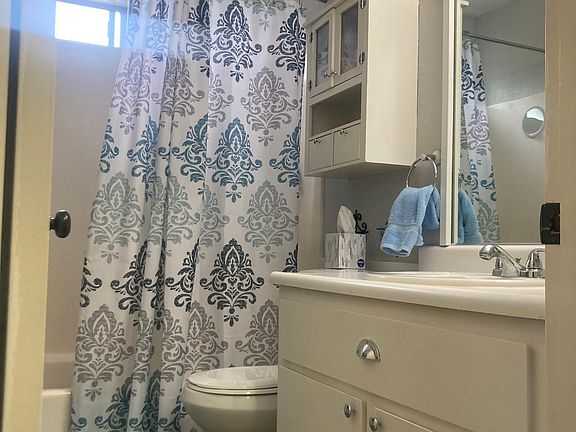 Hall Bathroom with tub