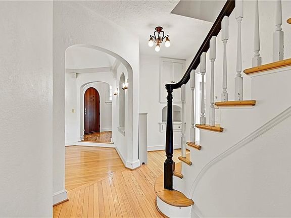 4th image of 1915 W 49th St