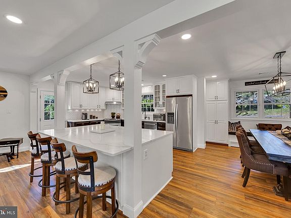 5th image of 72 Hemlock Dr