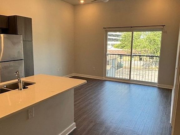 4th image of 728 E Brookhaven Cir #206