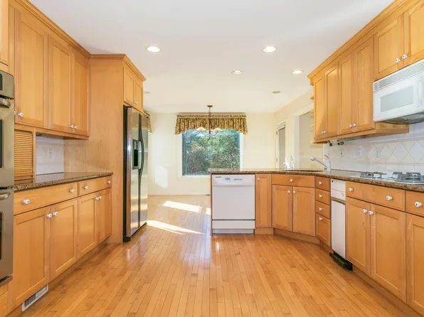 9 Reservoir Rdg, Framingham, MA 01702