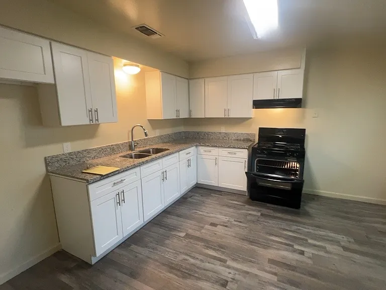 1911 W Princeton Ave — Photo 5