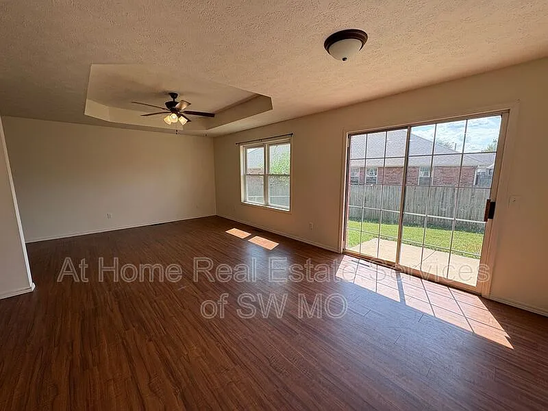 3 bed, 2.0 bath, 1300 sqft, $1,300 — Photo 3