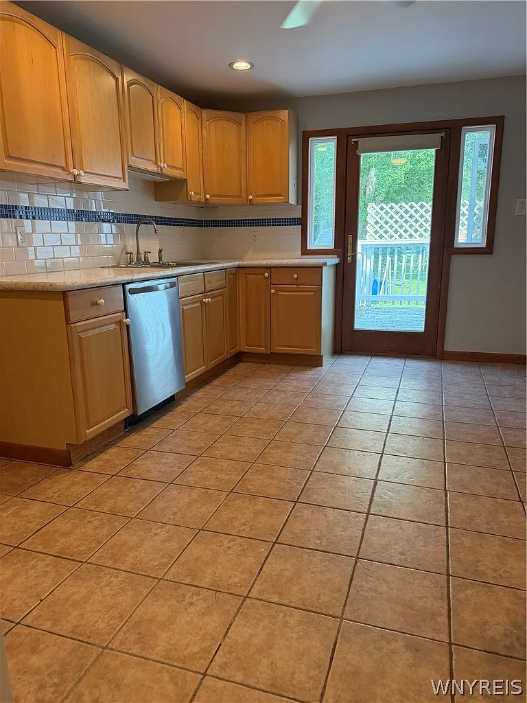 3 bed, 1.5 bath, 2688 sqft, $2,300 — Photo 4