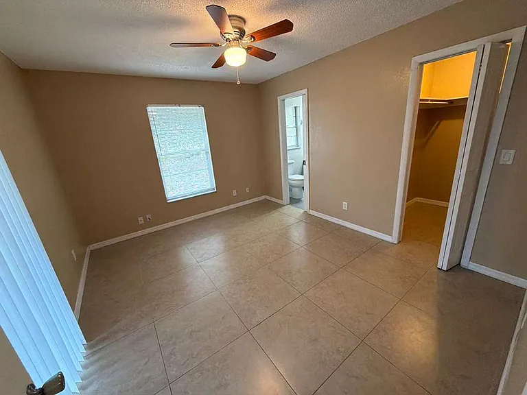 702 SE 47th St #2 — Photo 36