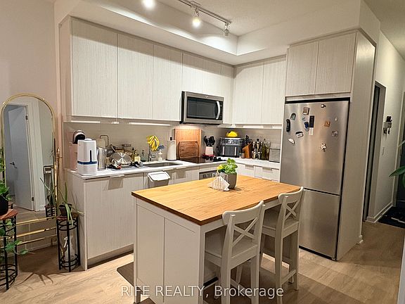4th image of 36 Manor Rd E #710