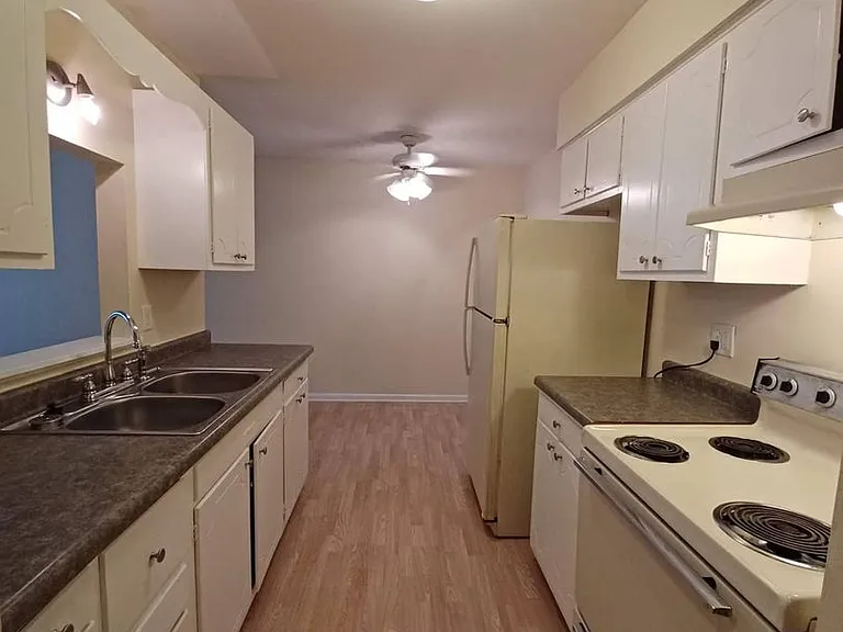 1116 Irving Ave — Photo 2