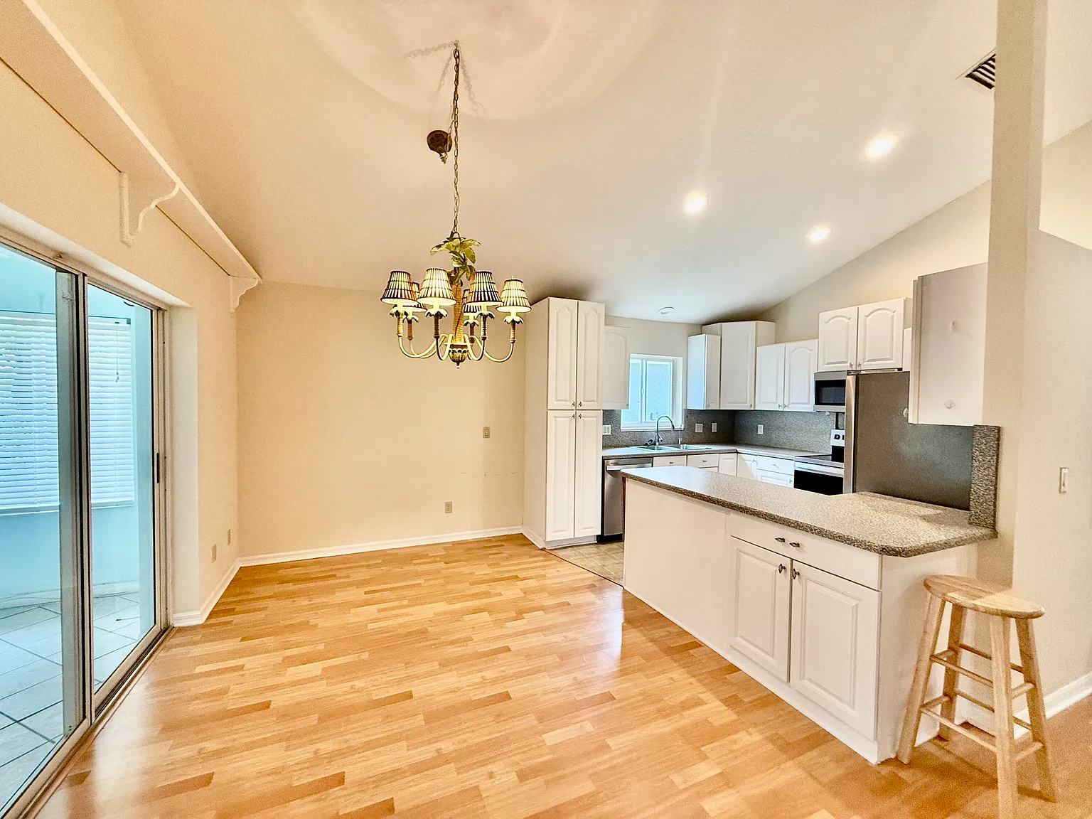 3 bed, 2.0 bath, 1936 sqft, $3,000 — Photo 3