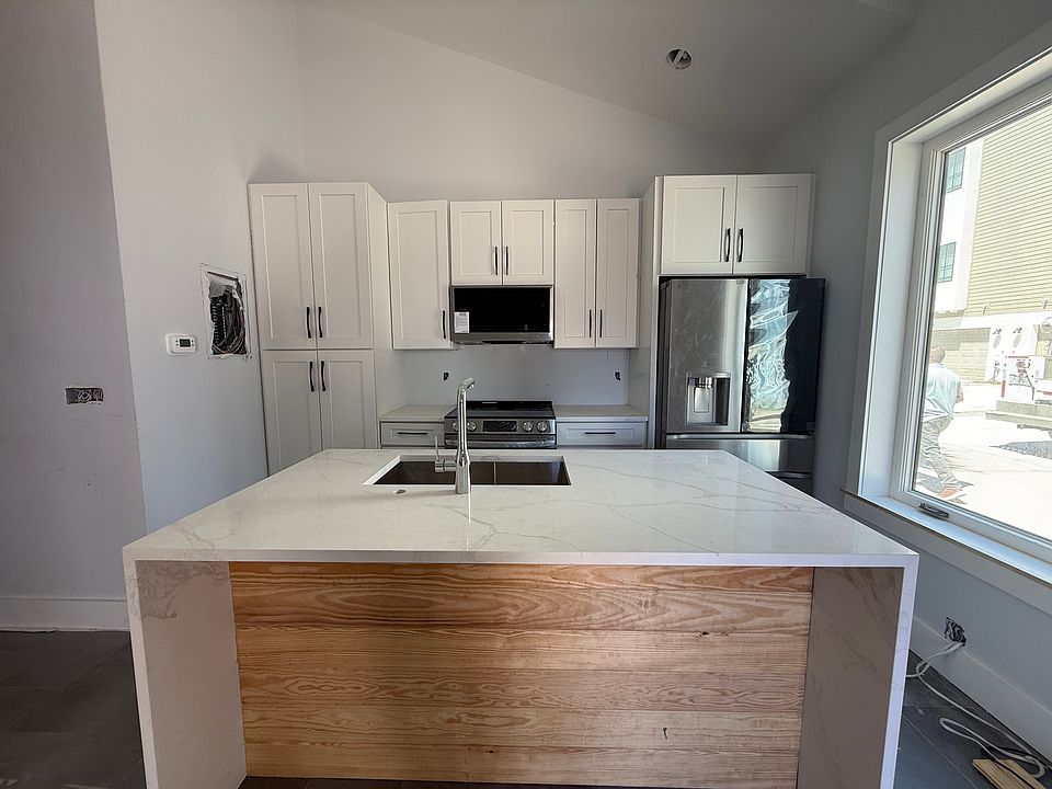 1st image of 119 12th Ave N #2