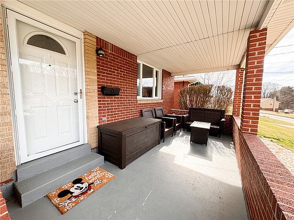 4th image of 64 Meadowbrook Ave