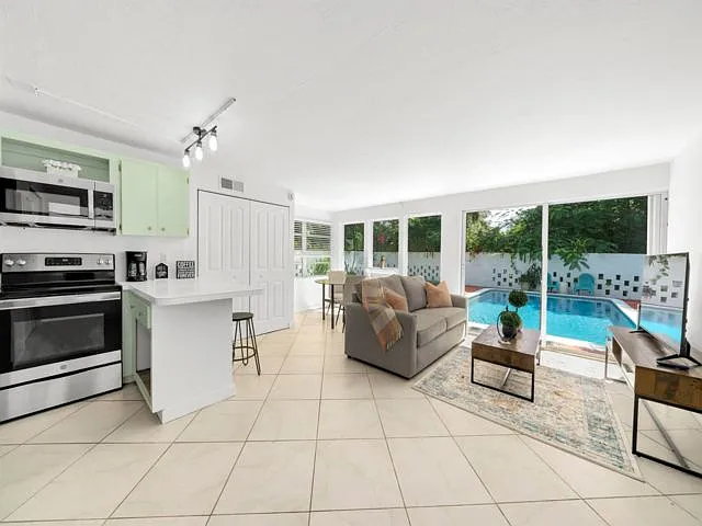 842 SW 11th Ct — Photo 13