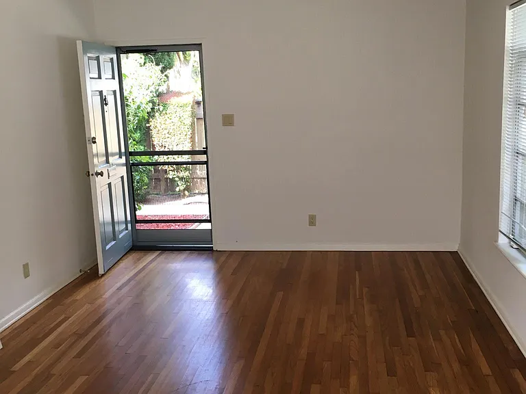 2407 Oak St — Photo 10