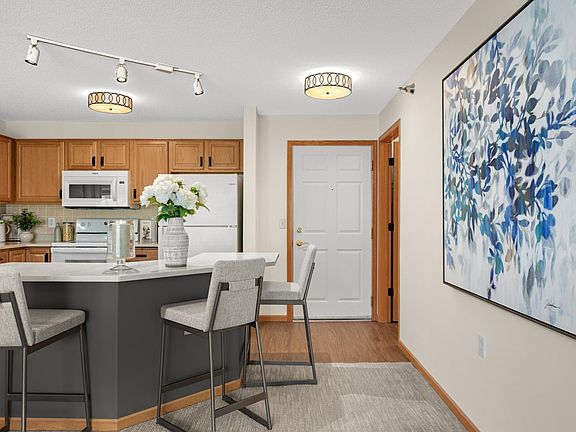 2nd image of 18400 Euclid St APT 353