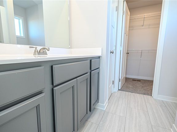 5th image of 807 NE Deerfield Dr