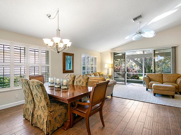 3rd image of 2810 N Clearbrook Cir