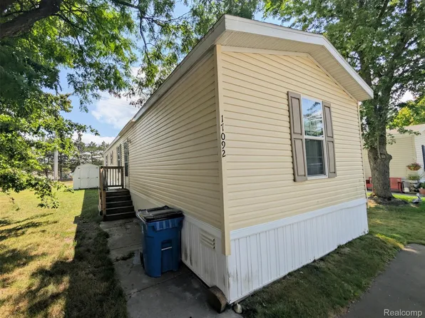17092 Canterbury Cir, Holly, MI 48442