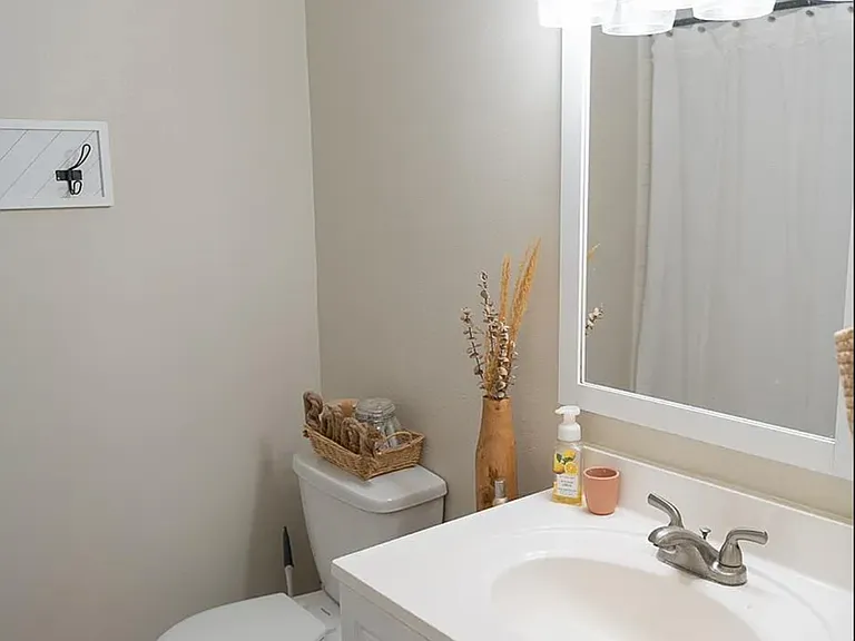 1110 Phelps Cir — Photo 6