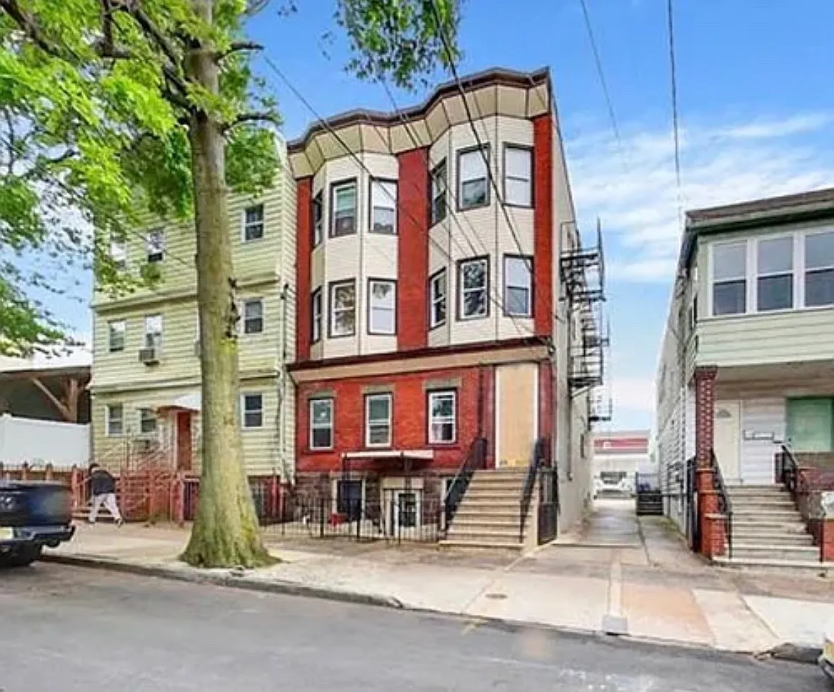 54 Davenport Ave — Photo 1