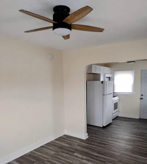 143 S Hallett Ave — Photo 4