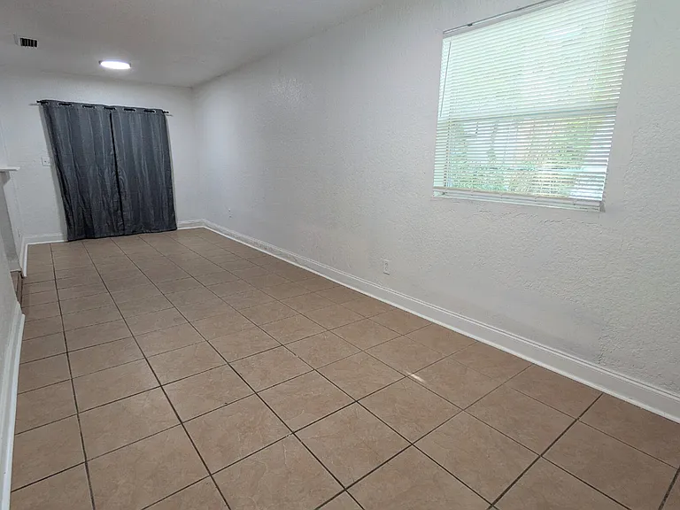 810 Laurel St — Photo 2