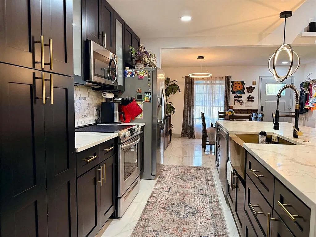 4 bed, 2.0 bath, 1946 sqft, $3,400 — Photo 4