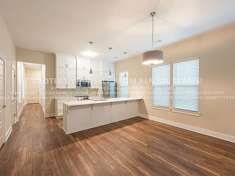 886 S Hill Ave #101 — Photo 4