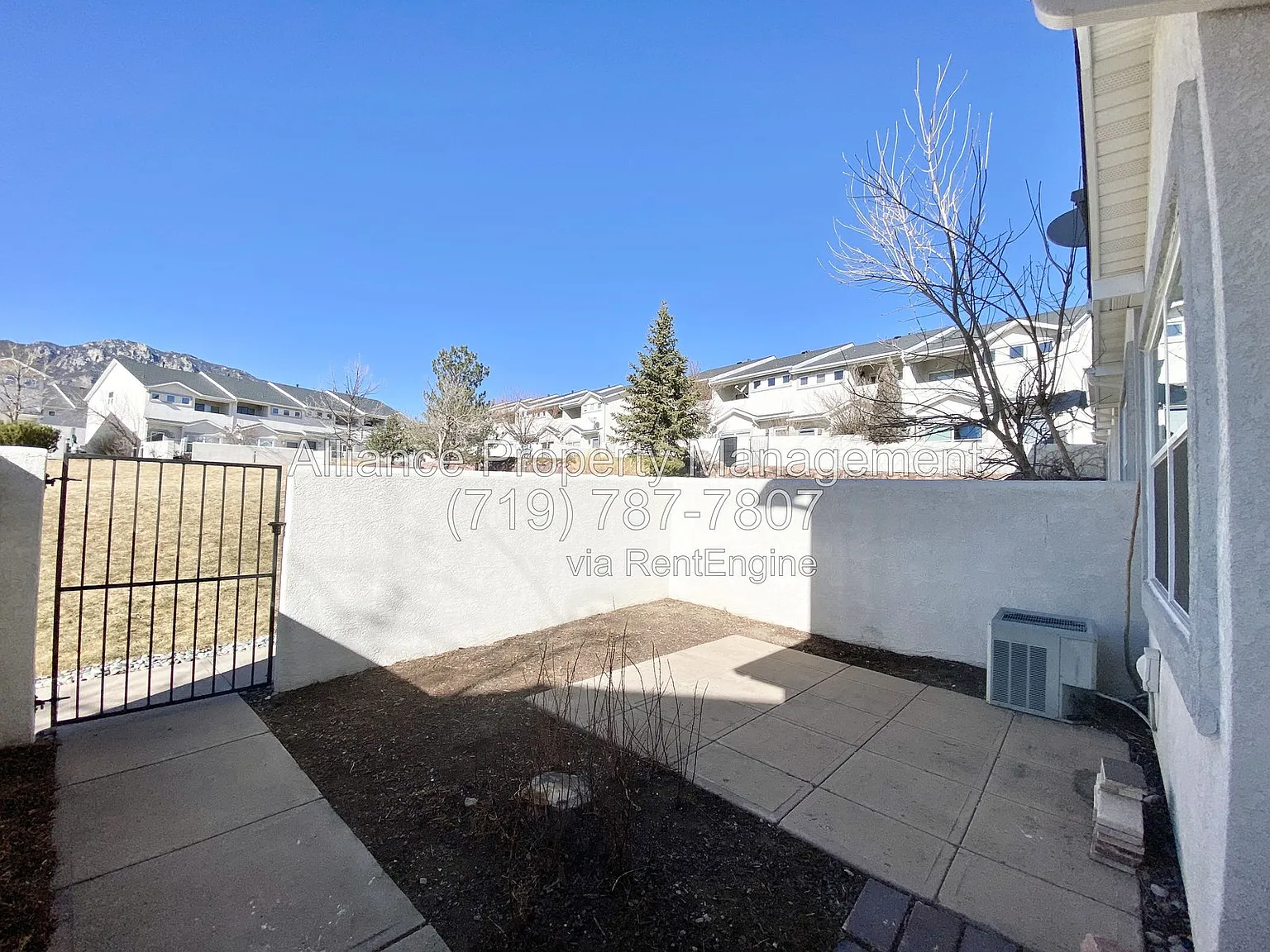 3 bed, 2.5 bath, 1403 sqft, $1,795 — Photo 2