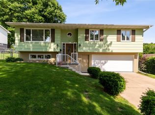 141 31st St SW, Cedar Rapids, IA 52404