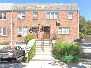 5753 Van Doren St, Corona, NY 11368