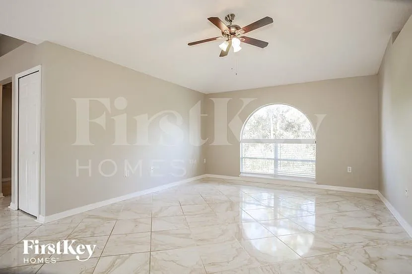3 bed, 2.0 bath, 1963 sqft, $2,635 — Photo 4