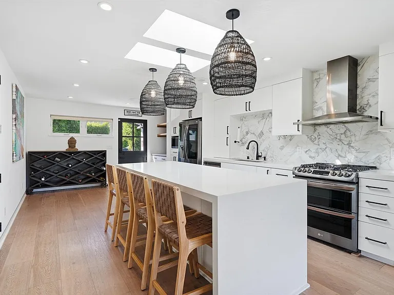 2219 Graham Ave — Photo 11