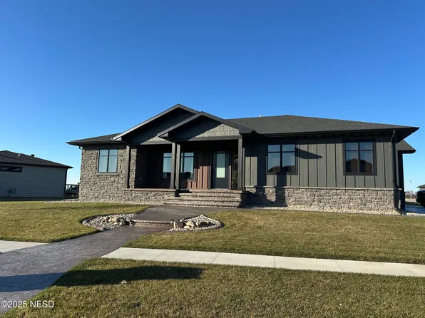 605 Jadyn Ln, Watertown, SD 57201