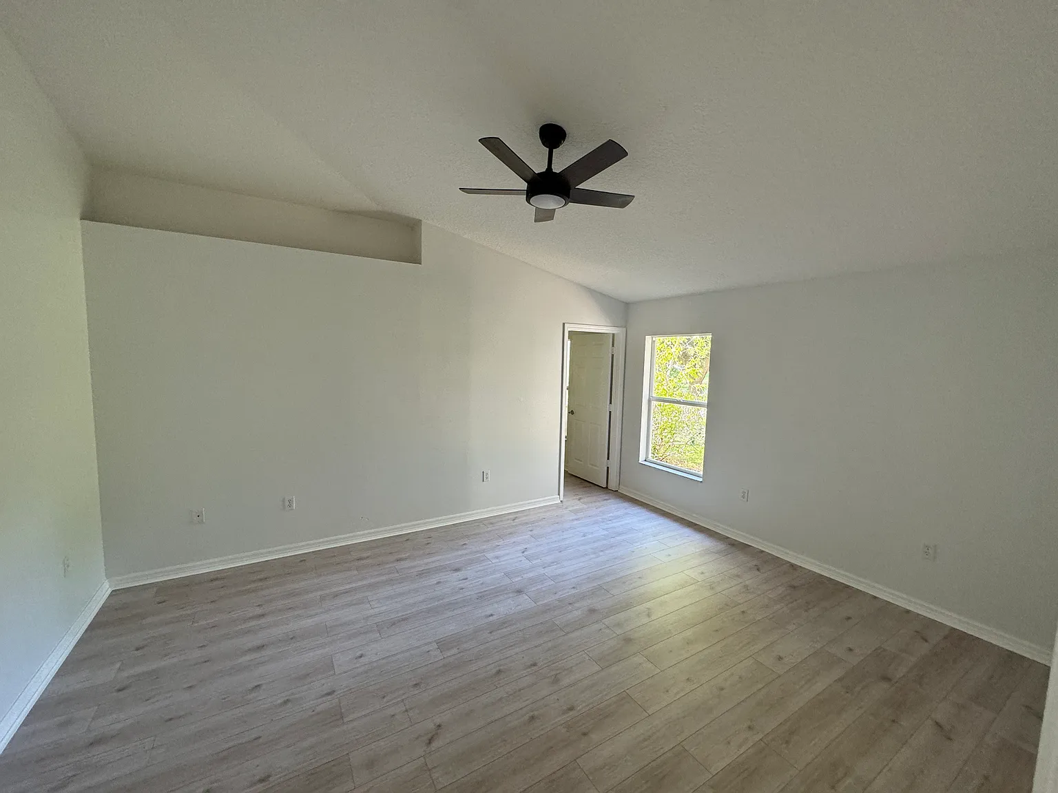 101 Brasswood Ct — Photo 3