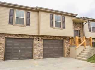 906 Chickadee Dr, Oak Grove, MO 64075