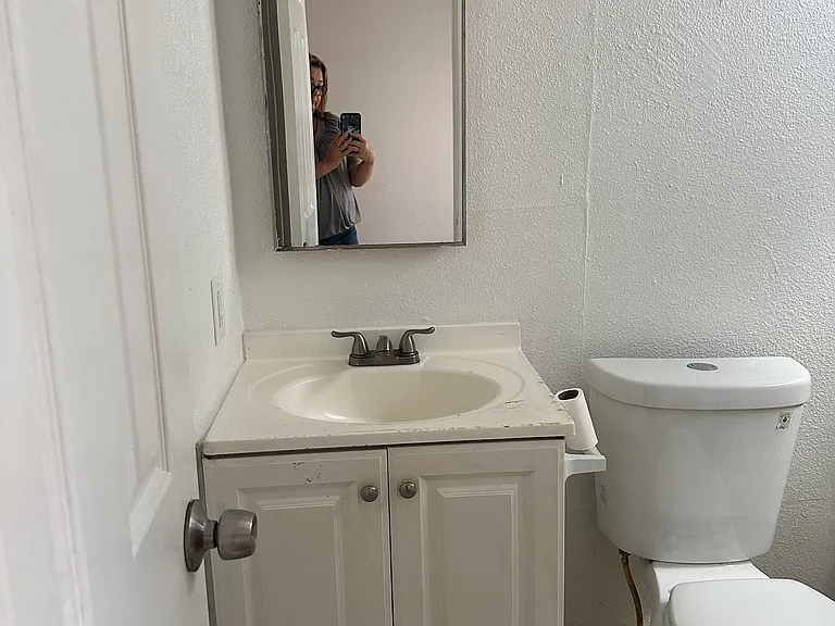 915 N San Joaquin St #8 — Photo 1