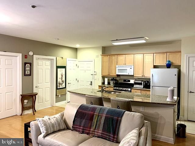 2nd image of 253 Nassau St APT 201