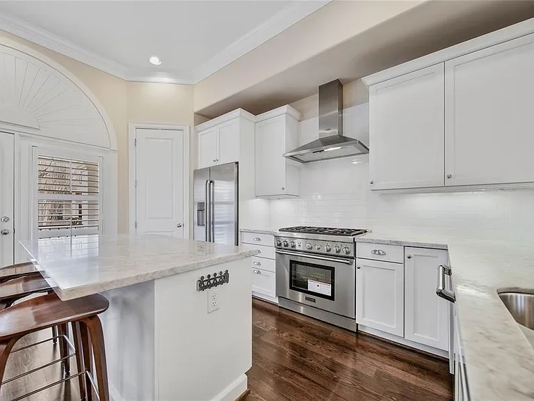 602 Knox St — Photo 13