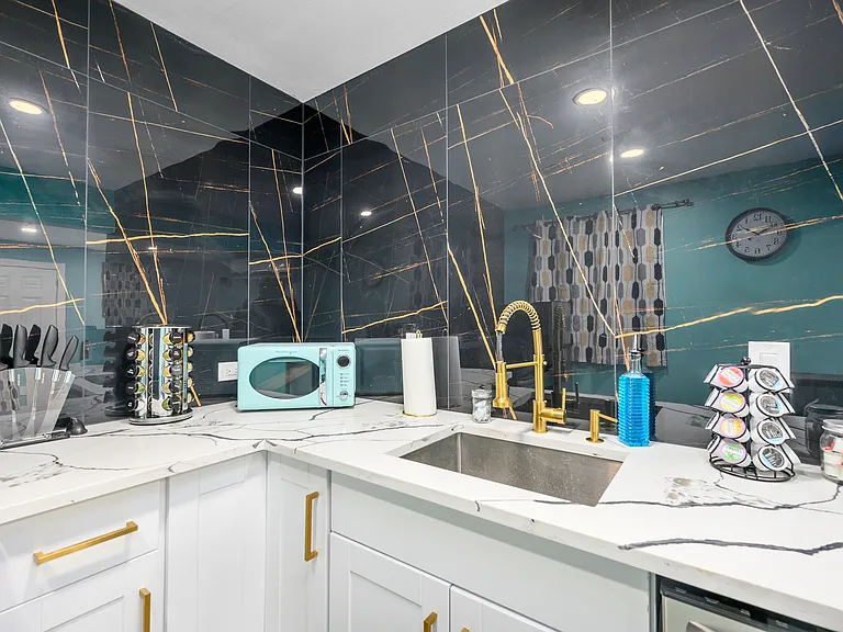 1118 Banks St #25 — Photo 9