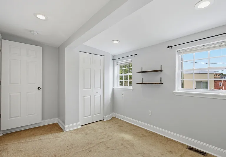 1008 W Cross St #B — Photo 10