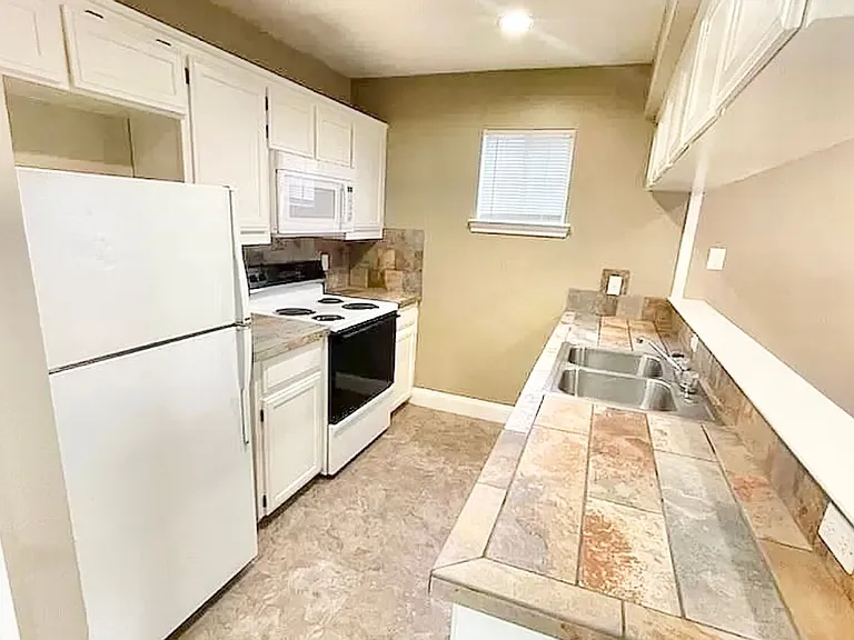 2308 W Hickory St — Photo 6