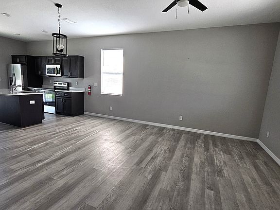 Living room/dining area