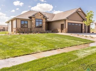 7400 S Chatworth Cir, Sioux Falls, SD 57108